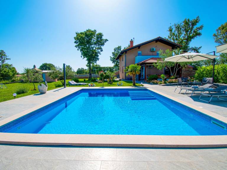 Fully equipped beautiful vacation home with patio, private pool & yard | Pets are welcome in Pula