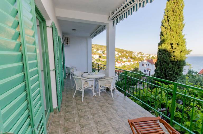 Rental apartment with patio & barbeque | Sea view — photo 2