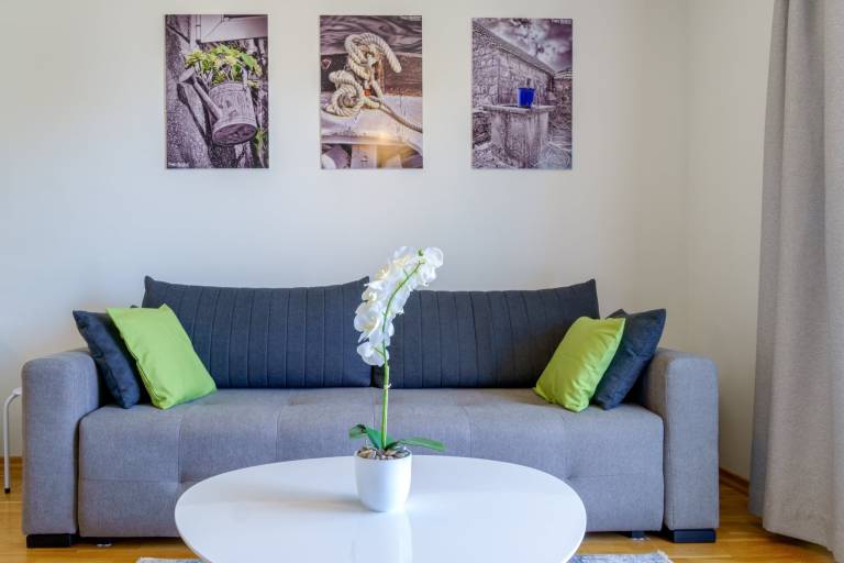 Fully equipped lovely rental apartment with barbecue, yard & patio | Sea view | Beach nearby | Pet-friendly — photo 4