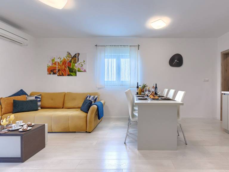 Rental apartment with patio, yard & private pool — photo 3