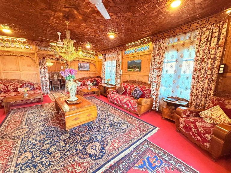 Boat with BBQ, pool & yard in Srinagar