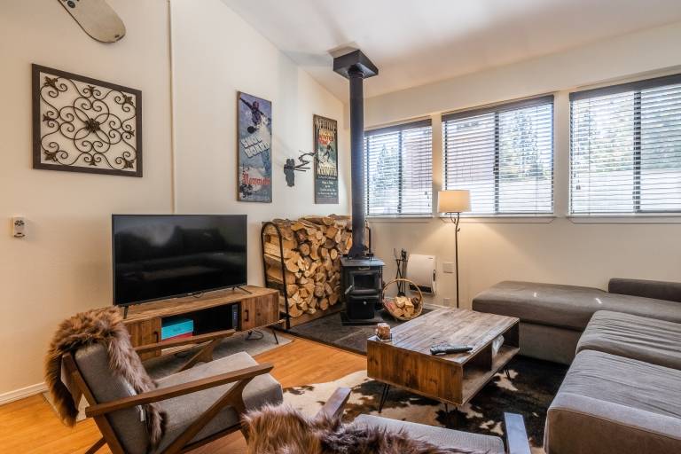 Family-oriented condo with sauna, jacuzzi & pool | Mountain view | Close to the ski | Pet-friendly — photo 4