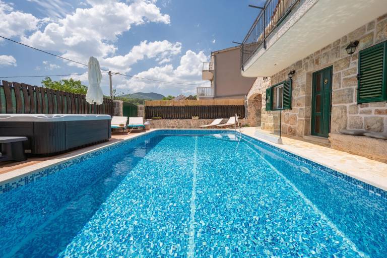 Fully equipped villa with patio, hot tub & grill | Pets are welcome — photo 5