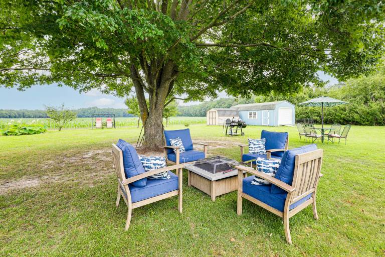 Getaway on 1 2 Acre w Deck in Georgetown