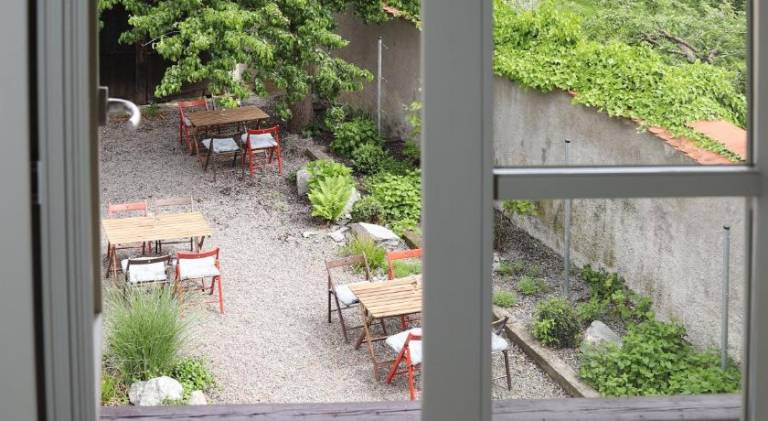 Apartment with garden — photo 5