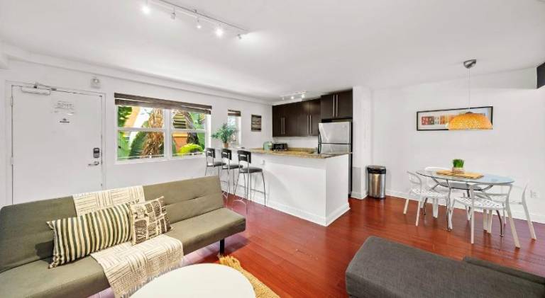 South Beach Family & Pet Friendly with Free Parking — photo 4