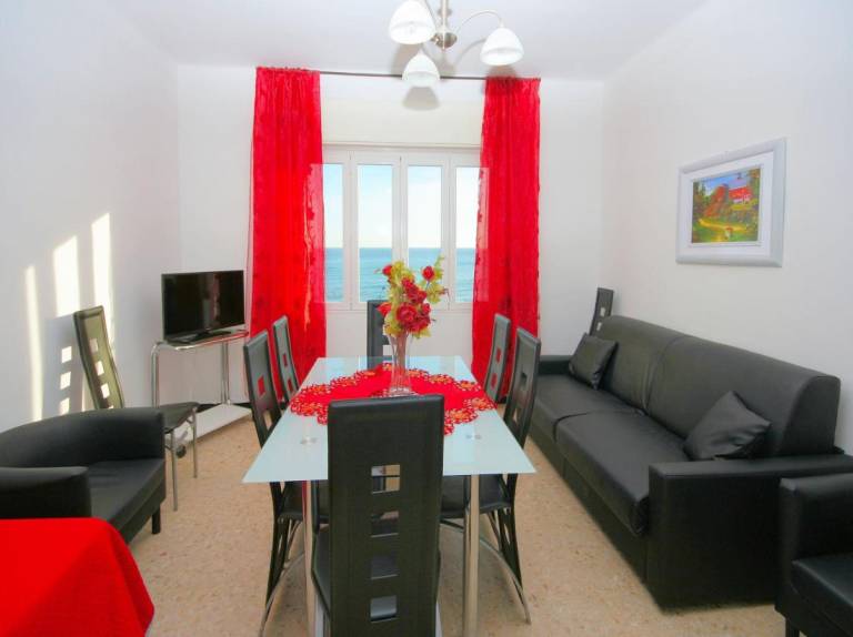 Child-friendly nice holiday apartment with terrace | Sea view | Next to the beach | Pets allowed in Laigueglia