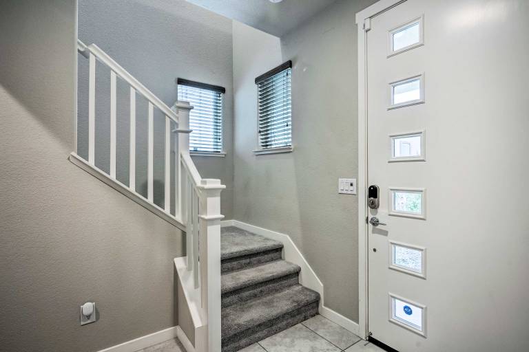Pet-Friendly Elk Grove Retreat w/ Balcony! — photo 4