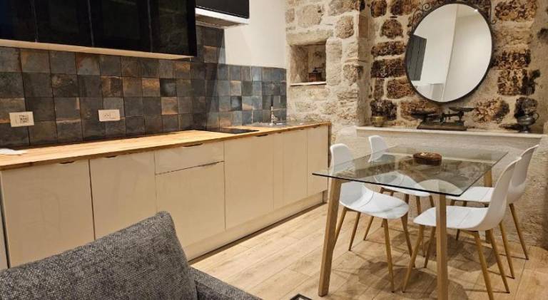 Serviced apartment with patio — photo 5