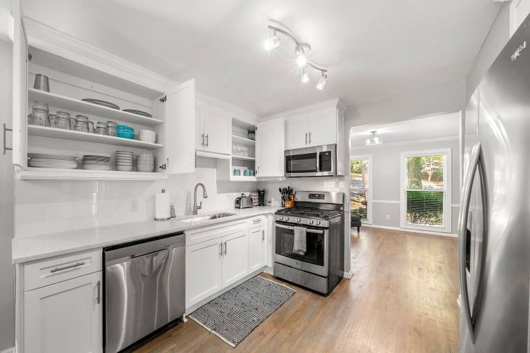 Beautiful large Newly renovated 5 Bedroom house — photo 3