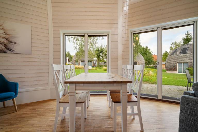 Design trifft Ruhe: Kugelhaus Chiara am Tollensesee mit Sauna, Kamin & Terrasse — photo 5