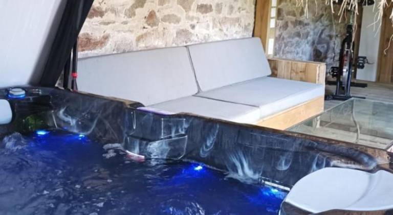 Vacation home with hot tub — photo 3