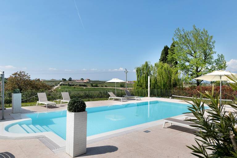 Villa with terrace, yard & heated pool | Mountain view — photo 2