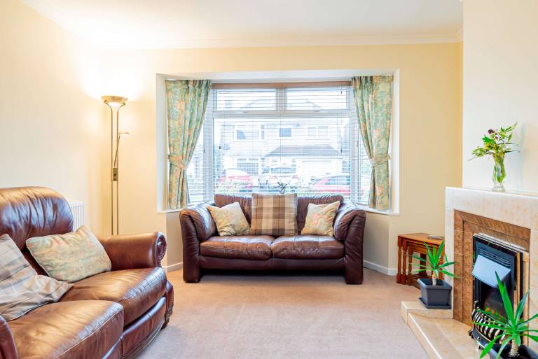 Cosy & Peaceful 2 Bed Home in Swindon with Parking