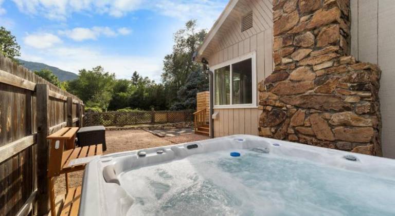 Vacation home with hot tub — photo 5