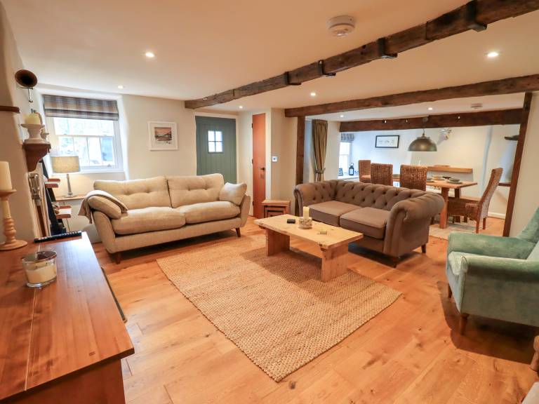 Cottage with yard & jacuzzi — photo 4