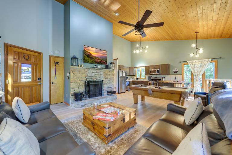 Hot Tub & Pet-Friendly! Gatlinburg Resort Cabin — photo 3