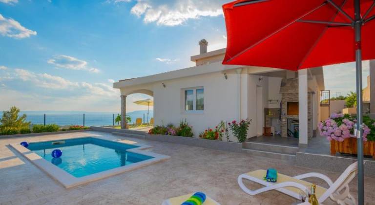 Ample vacation home with pool | Pets are welcome — photo 3