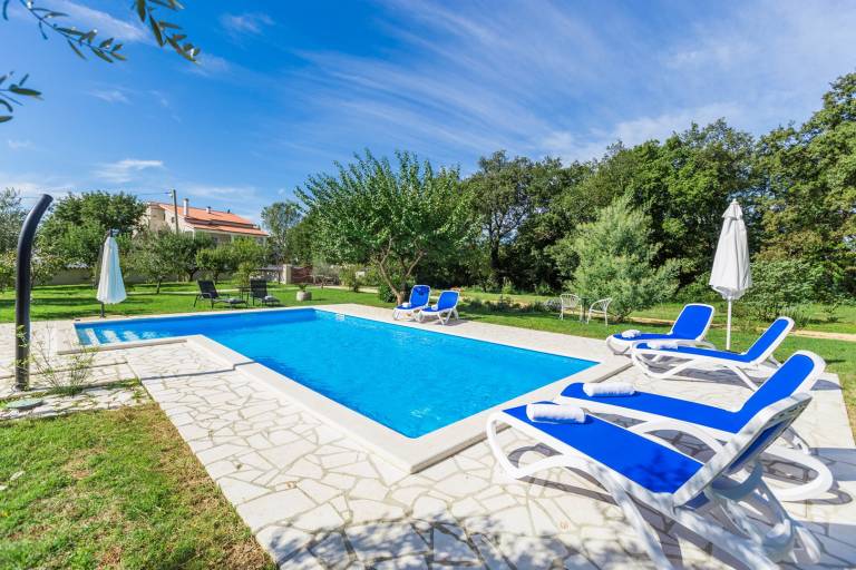 Holiday apartment with patio, yard & pool — photo 3