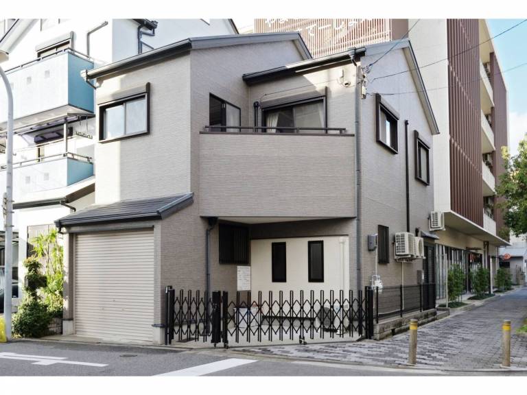 House with 2 rooms for 9 persons in Osaka