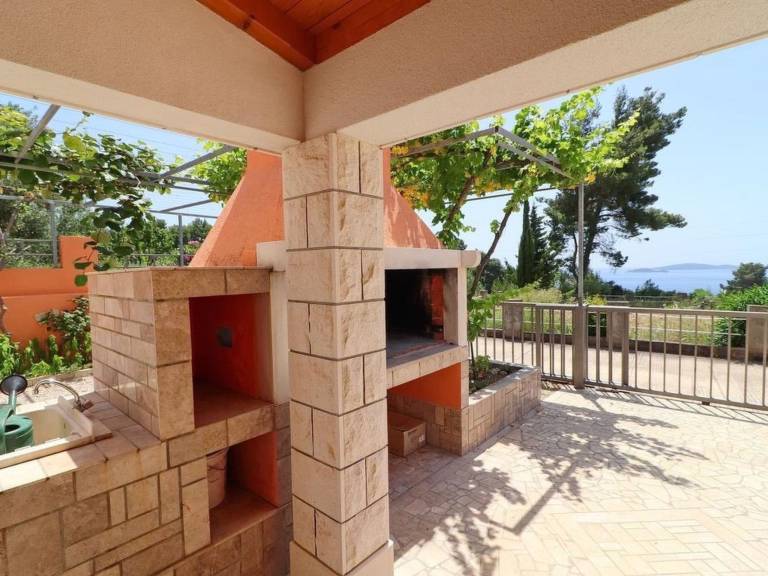Holiday apartment with garden, patio & barbeque — photo 3