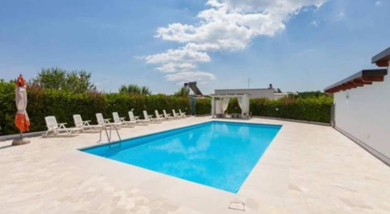 Apartment with BBQ, garden & pool | Pets are welcome in Franca