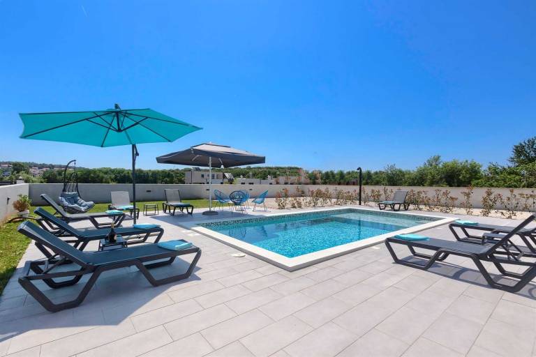 Amazing newly-built 4-BR villa with private pool, close to beaches — photo 3