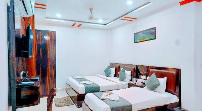 Hotel Sphatic 5 Mins from Kamta Nath Temple