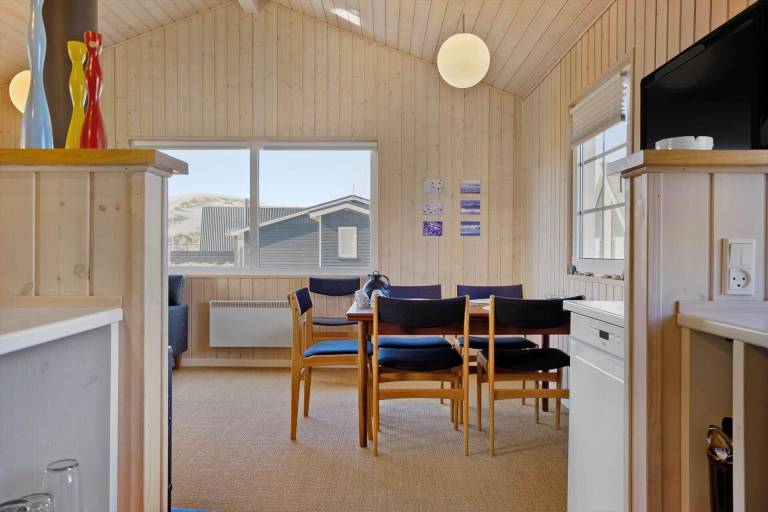 Vacation home with patio & barbeque — photo 4