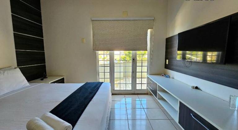 House with hot tub & pool | Perfect for remote work — photo 2