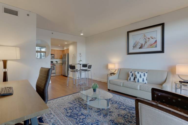 Bright Recently Upgraded Apt – Downtown Location — photo 3