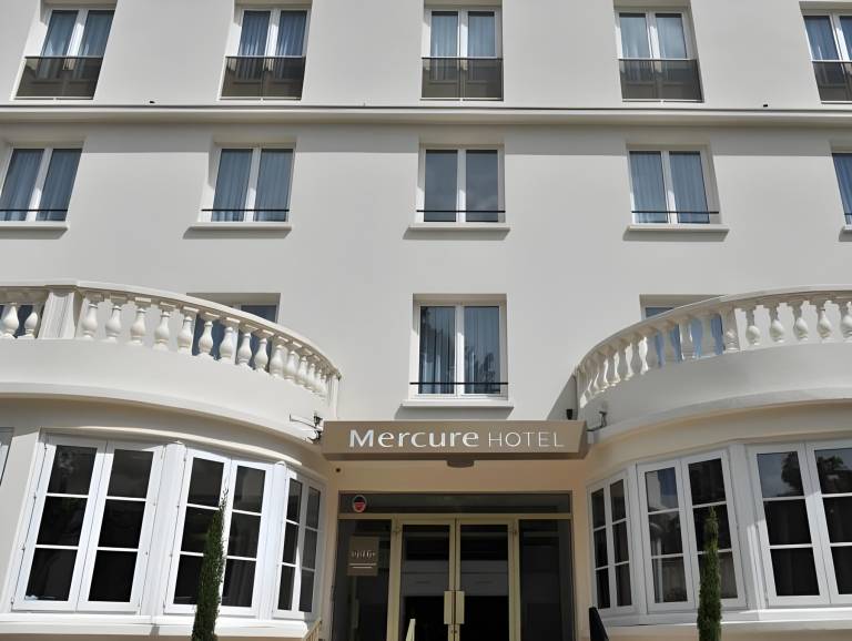 Hotel Mercure Paris Saint Cloud Hippodrome in Suresnes