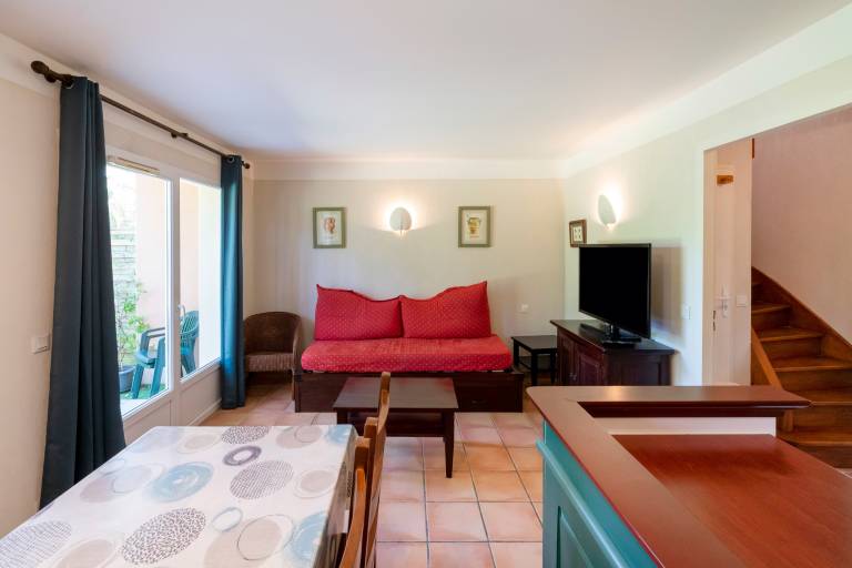 Family-friendly nice vacation home with private pool, patio & garden | Garden view | Dogs allowed — photo 3