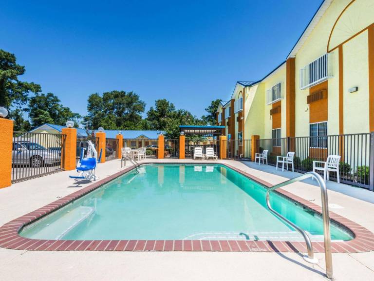 Days Inn by Wyndham Troy — photo 3