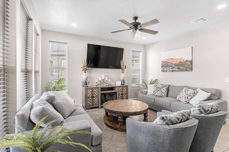 Fully equipped vacation home with hot tub, BBQ & pool | Pet-friendly — photo 2