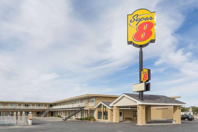 Super 8 By Wyndham Wells — photo 3