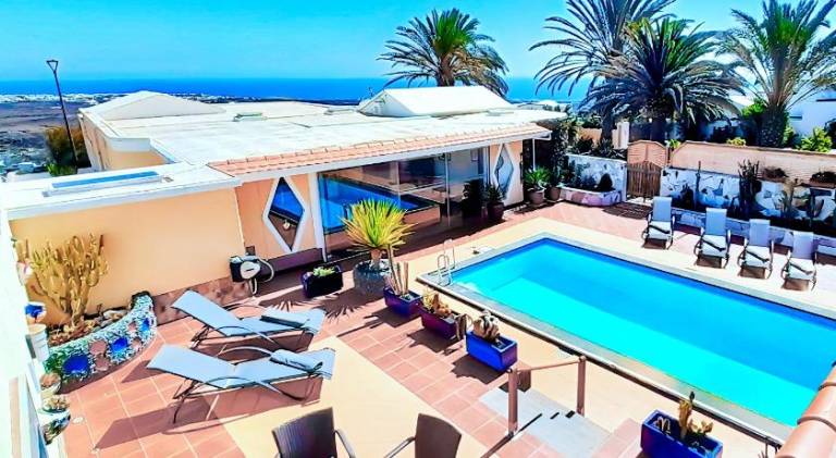 Villa with garden & pool in Tías