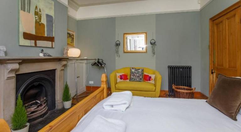 Pleasant vacation home with hot tub | Close to York Castle | Dogs allowed — photo 2