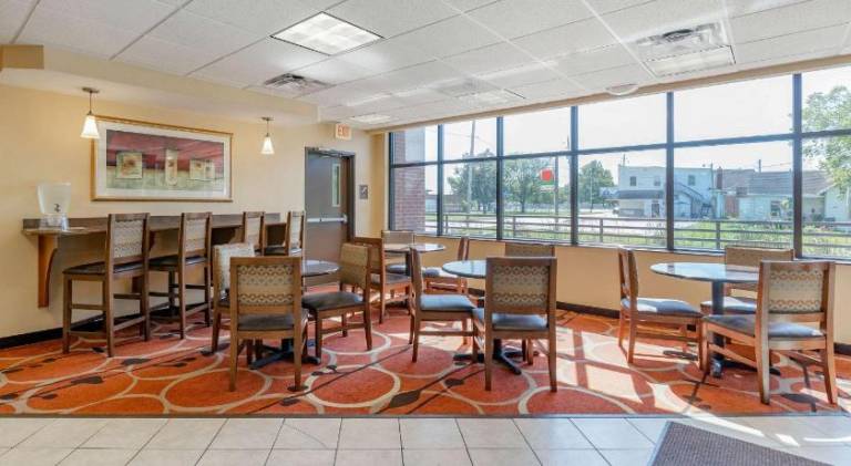 Econo Lodge Inn & Suites Des Moines Fairgrounds Area — photo 4
