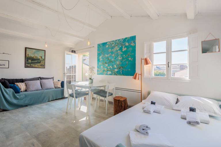Child-friendly apartment with terrace & garden | Near Popes' Palace | Suitable for remote work | Dogs allowed — photo 4