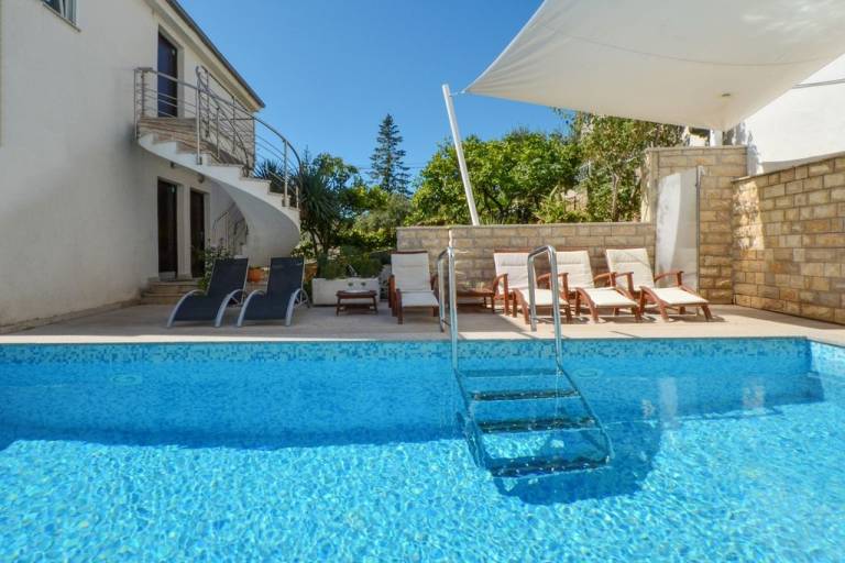 Apartment with yard, pool & barbecue — photo 4