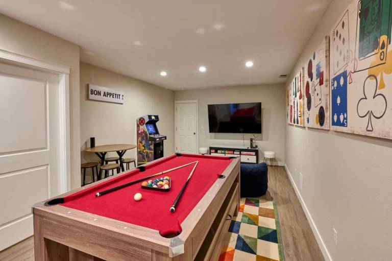 Vacation home with barbecue, jacuzzi & yard — photo 4