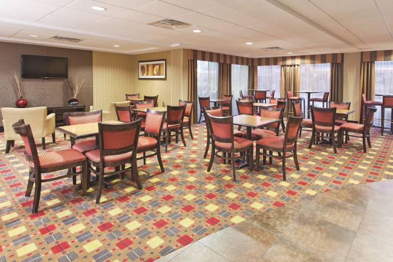 La Quinta Inn & Suites by Wyndham Warner Robins - Robins AFB — photo 4