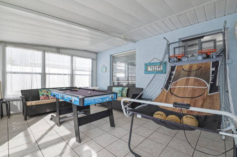 Vacation home with barbecue & private pool | Water view — photo 4