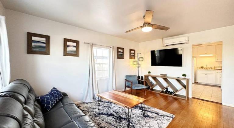 House with 1 room for 6 persons in Visalia, CA