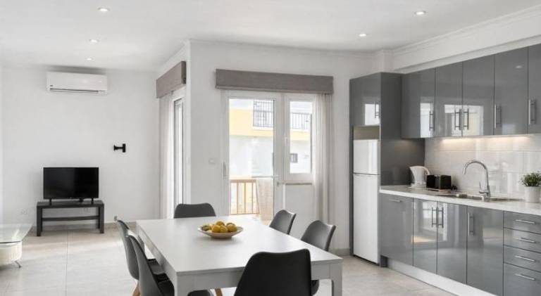 Rental apartment with patio, garden & private pool in Albufeira