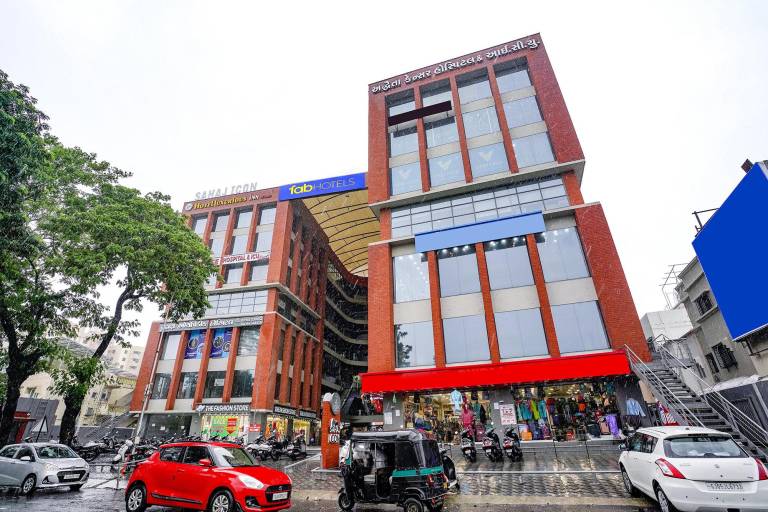 FabHotel Luxurious Inn Near Prime Arcade