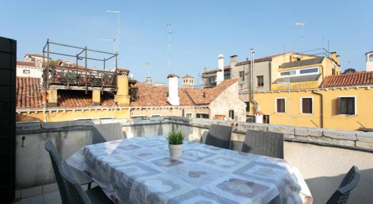 Rental apartment with patio | Near Rialto Bridge | Pet-friendly in Venice