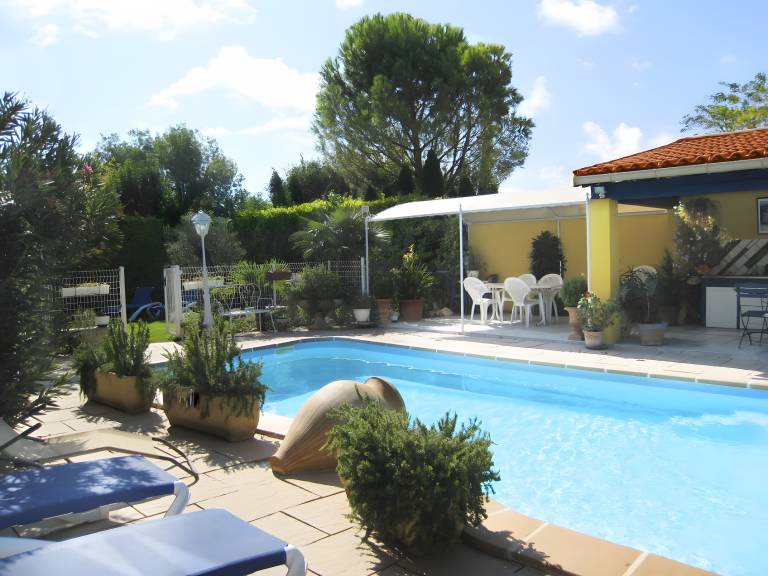 Holiday Home "Le Soleillant Haven of Peace" with Shared Pool, Wi-Fi, and Air Conditioning in L'Isle-sur-la-Sorgue
