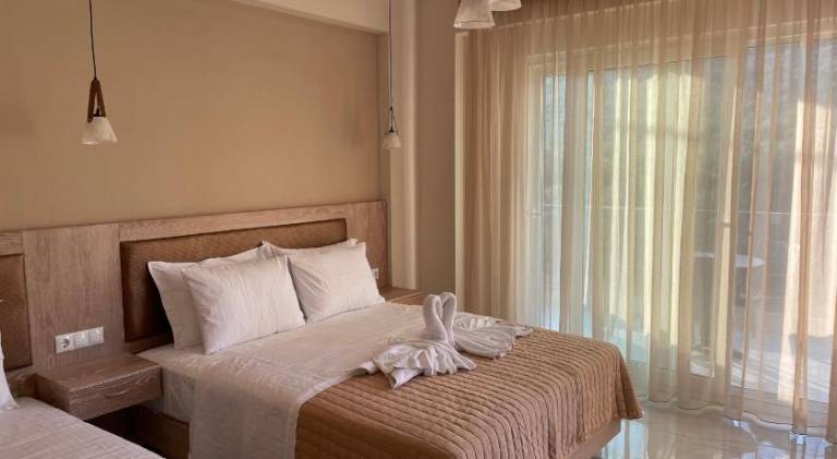 Serviced apartment with pool, yard & terrace — photo 2